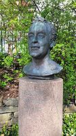 Audun Hetland (1920–1998) byste fra 2005 på Bryggeparken i Bergen.