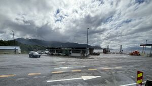 Kaia med kiosken har fjell i bakgrunnen, tatt vestover mot vestsida av Sykkylvsfjorden