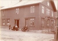 Austad i Folkestadbyen. Butikken er til høgre. Der har vore fleire endringar i fasaden. Fotograf: Olav S. Nylid