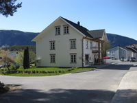 Austad i 2020. Vi ser nordover Folkestadgata. Foto: Olav Momrak-Haugan