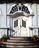 Inngangsparti i nordisk nybarokk på Austad gård i Drammen (1918). Foto: Stig Rune Pedersen (2015).