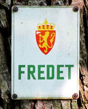 Austad gård Drammen skilt fredet naturminne.JPG