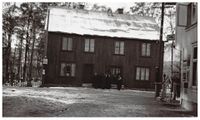 Austad i Folkestadbyen 1923/1924. Venstre dør fører inn til kafé. Til høgre butikken i Sommerro.