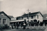 Sommerro er bygningen til høgre, bygningen bak denne til høgre er utedoen. Båten Trygg I er på veg til Fyresvatn og bygningen til venstre er det fyrste huset på Austad. Foto: Bendik Taraldlien, før 1917.
