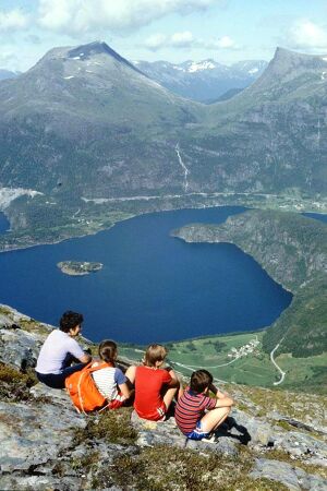 Austefjorden mellom Håvika og Årset.jpg