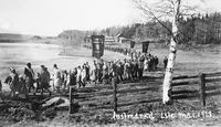 1. mai-toget på Austmarka i 1928, kort tid etter at Austmarkakonflikten var over. Foto: Norsk Skogmuseum (1928).