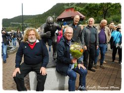 Avduking for skøyteløperen Jan-Egil Storholt 11. august 2018. Han var en av de fire skøyte-S'ene. Bak står Kay Arne Stenshjemmet, Sten Stensen og Amund Sjøbrend. Foto Kirsti Bunæs Moen.