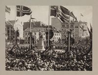 Avduking av Tordenskioldstatuen ved Tordenskiolds plass i Kristiania 17. mai 1901. Foto: Severin Worm-Petersen /Nasjonalbiblioteket (1901).