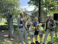 Ved avdukinga.Vi ser ein frå familien Vaa til venstre og etterkomarar etter Ivar Tveiten til høgre. Foto Fyresdal Bygdemuseum 2025.