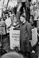 Kristoffer Leirdals statue av musikkløytnant Alfred Evensen avdukes i Parken. Foto: Harstad Mandskors arkiv.