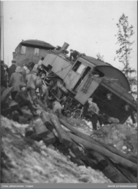 Avsporet damplokomotiv nær Strømmen.PNG