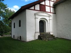 Inngangen til gravkapellet fra 1713 sett fra nordvest. Foto: Siri Johannessen (2016).