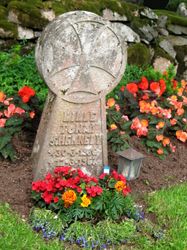 Lille Tonay f. Heknebys gravminne. Foto: Siri Johannessen (2016).