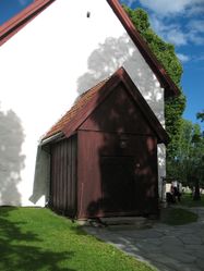 Kirkens våpenhus. Foto: Siri Johannessen (2016).