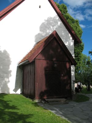 Bærum, Tanum kirke - våpenhus.JPG