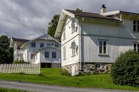 Drengestua på Søndre Hosle med våningshuset i bakgrunnen. Foto: Leif-Harald Ruud (2023).