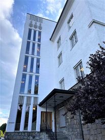 Bærum rådhus, motiv fra østre hjørne, mot Sandviksveien. Foto: Stig Rune Pedersen 2021)