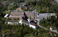 Bærum sykehus fotografert i 2008 med den eldste delen med sitt nybarokke tårn i forgrunnen. Bak Martina Hansens Hospital. Foto: AB-leksikon