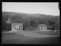 Nr 182 (t.v.), småskolen og 184, storskolen på Bærums Verk. Foto: Narve Skarpmoen/Nasjonalbiblioteket