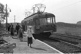Kolsåsbanens vogn ved ankomstplattformen på Kolsås stasjon. Foto: Anders Beer Wilse/Nasjonalbiblioteket (27. mai 1943).