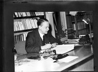 Erling Momrak Haugann på kontoret i Bø prestegard