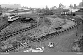 Trikkesløyfa på Bøler. Trikkelinjen på Østensjøbanen ble forlenget fra Oppsal stasjon til Bøler stasjon i 1958. Trikken kjørte rundt sløyfa før den stoppet for av- og påstigning omtrent der hvor den er på bildet. Trikkesløyfa ble lagt ned da Østensjøbanen gikk over til T-banedrift i 1967 og samtidig forlenget til Skullerud stasjon. Arbeidet med banen mot Bogerud og Skullerud med brua over General Ruges vei sees i bakgrunnen. Foto: Thoralf Olsen/Oslo byarkiv (ant. 1966).