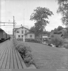 Bøn stasjon med hageanlegget. Magne Rønningen/Jernbanemuseet