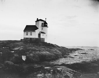 Børøyholmen fyrstasjon.jpeg