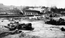 Etter angrepet 29.04.1944 var det ikke mye igjen av Jagerflybataljonens hangar med BMW-verkstedet. Herman Görings kaserne i ruiner lenger bak, Sørum gård på toppen. Foto fra RB, men da med feil årstall.