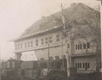 Den gjenstående halvdelen av BMW-hangaren ved Mosesvingen, med kamuflasjedel på toppen. Foto: Finn Rifseim (KFF).