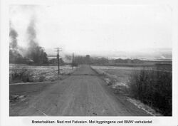 Hangaren med BMW-verkstedet sett fra Brøter 18.11.1943 mens det ennå brenner.
