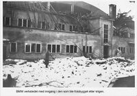 BMW og fotobygg. Hangaren er i dag borte, fotobygget er fullt utnyttet.