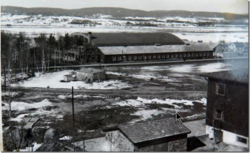 BMW-verkstedet sett fra Sørum gård før angrepet. I forgrunnen en av de to kasernene hvor det i dag er barnehage - "Adolf Hitler og "Herman Göring".