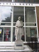 Statue av speiderbevegelsens grunnlegger, Robert Baden-Powell, utenfor huset som bærer hans navn i London. Foto: Stig Rune Pedersen