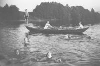 33. Badende barn i Loeselva ved Hokksund (oeb-199765).jpg