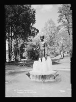 I Badeparken i Drøbak finner vi denne fontenen av Ørnulf Bast. Den er en gave fra den amerikanske ambassadøren, Charles Ulrick Bay, og ble avduket 29. juni 1956. Prospektkort fotografert av Jac Brun.