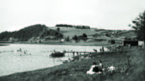 Badeplass ved Nitelva 1935, Nitteberg gård bak..jpg