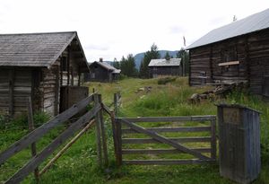 Bagnsbergatn gård, sw through the gate.jpg