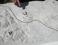 Bakås skanse modell 2005. Hovedskansen øverst, redutten Dragen nederst. Deler av Gamle Strømsvei er stengt for biltrafikk. Foto Stig Rune Pedersen.