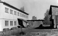 Bak verkstedet i Strømmens Bygningssnekkeri 1970. Foto Håkon Suphammer.
