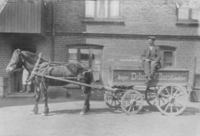 Delmar Villars med hest og vogn utenfor bakeriet i Halvorsethgården.