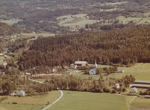 Bakke kirke med Tandbergbakken - WF259.jpg