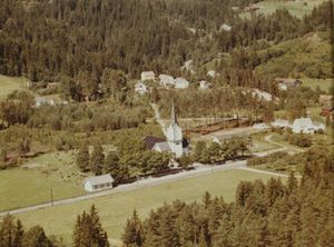 Bakke kirke med Tollamoen - WF459.jpg