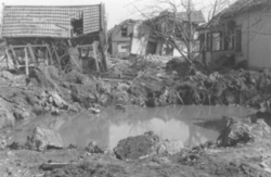 Bakkergården, bombekrater i Sørumsgata. Ukjent fotograf.