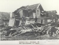 Bakkers hus med Sportskafeen til høyre. Fotograf Oscar Pedersen.