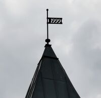 Spiret på klokketårnet. Gravlunden ble vigslet i 1999. Foto: Trond Nygård (2021).