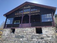 Heimdalstrand under restaurering, våren 2018. Treskurd av Ivar Høyvik. Foto: Lars Bugge