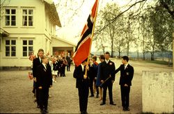 Ballestad skole 17. mai 1964. 7. klasse i front som flaggbærere.