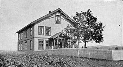 Ballestad skole etter at den fikk bygget på andre etasje i 1898.