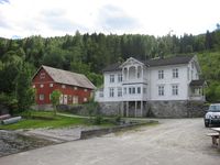 Bandaksli. Hovudbygning og uthus. (Foto: Olav Momrak-Haugan, 2011)